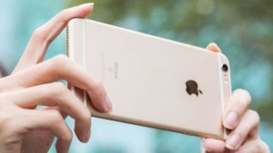 iPhone 6s заработал после падения из самолёта и года во льдах
